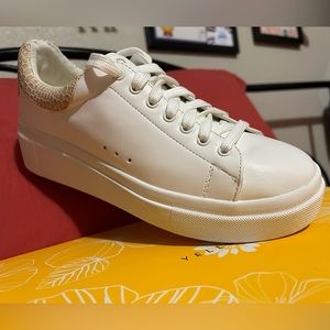 Yellow Box 8.5 leather tennis shoe